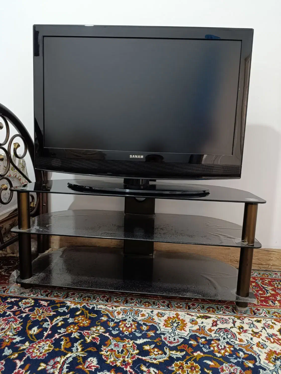 فروش تلویزیون 42 اینچ ومیز شیشه ای در بافت|تلویزیون و پروژکتور|بافت, |دیوار