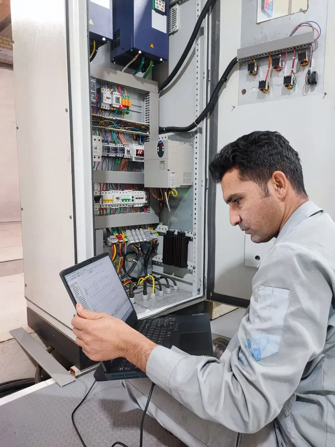 مونتاژ تابلو PLC|ماشینآلات صنعتی|اشکذر, |دیوار