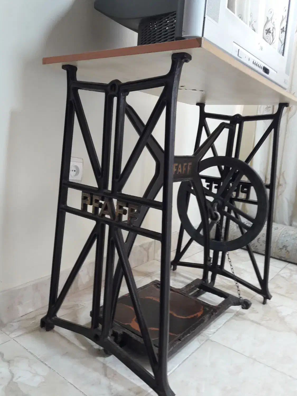 میز چدنی انتیک|کلکسیون اشیاء عتیقه|کرج, باغستان|دیوار