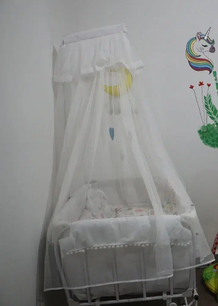 تخت گهواره ای کنار تخت مادر|تخت و صندلی بچه|اهواز, اهواز|دیوار