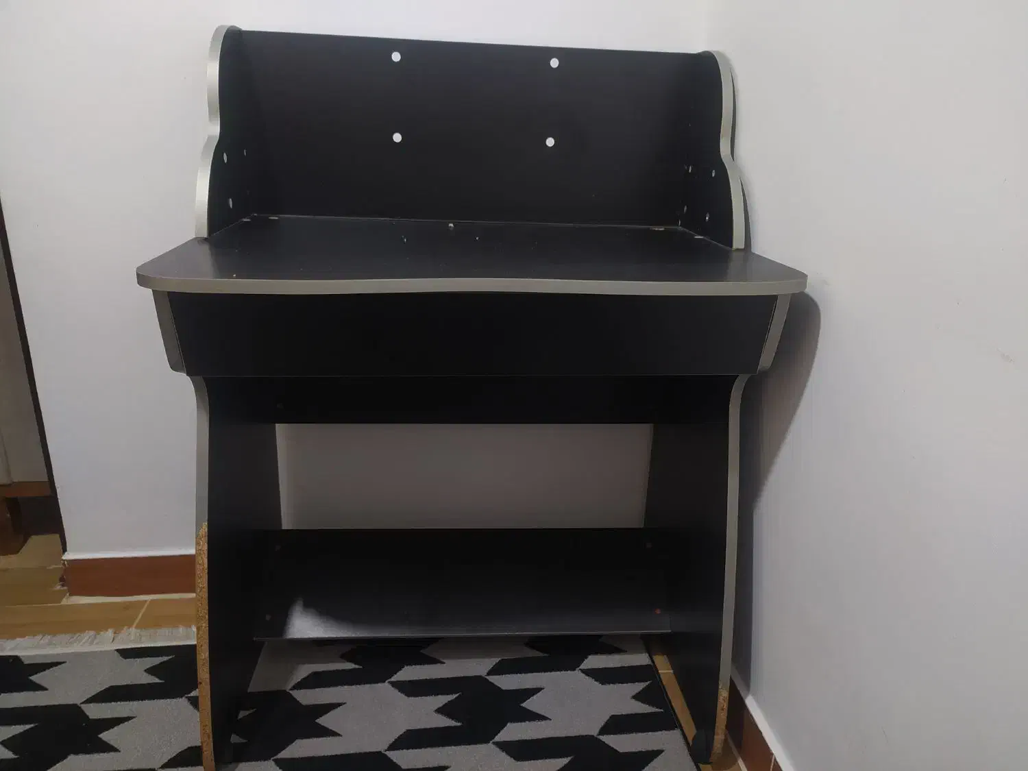 میز تحریر|میز تحریر و کامپیوتر|رشت, منظریه|دیوار