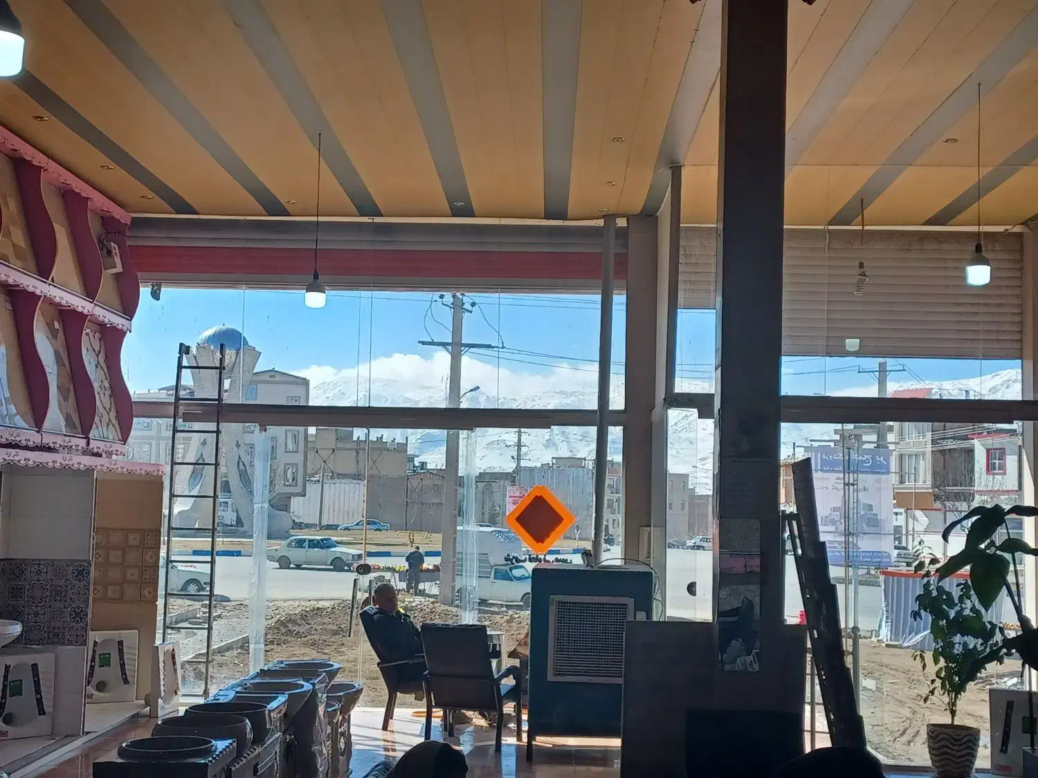 تجاری ۱۴۰ متر نبش میدان لولو|اجارهٔ مغازه و غرفه|بروجرد, |دیوار