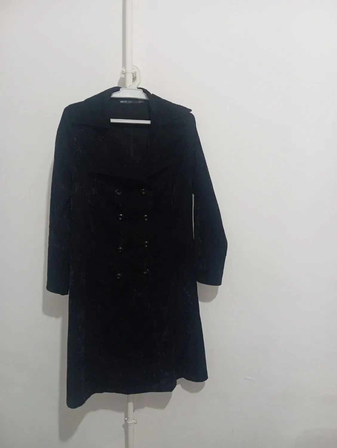 دو عدد پالتو و یک سارافون|لباس|قروه, |دیوار