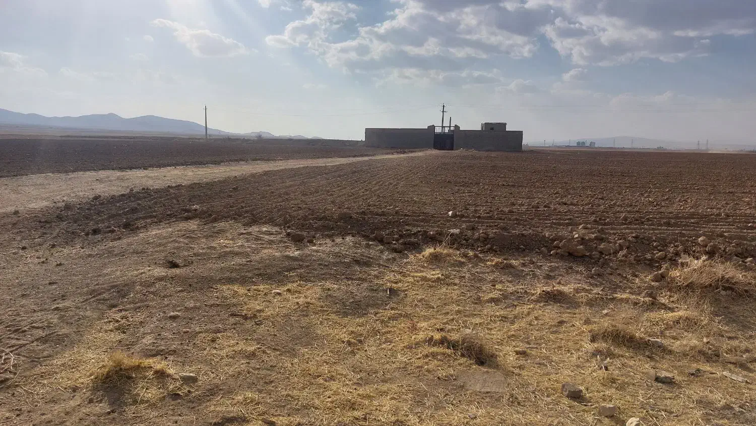 فروش زمین سه قطعه کنار روستای قرخلر لب جاده|فروش زمین و ملک کلنگی|شراء, |دیوار