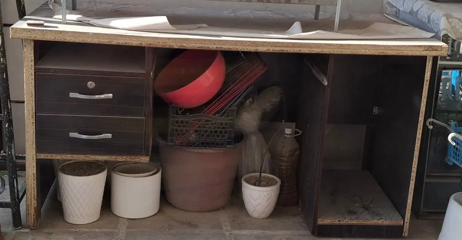 میز چوبی و چهار صندلی فلزی|دفتر کار|خرمآباد, |دیوار