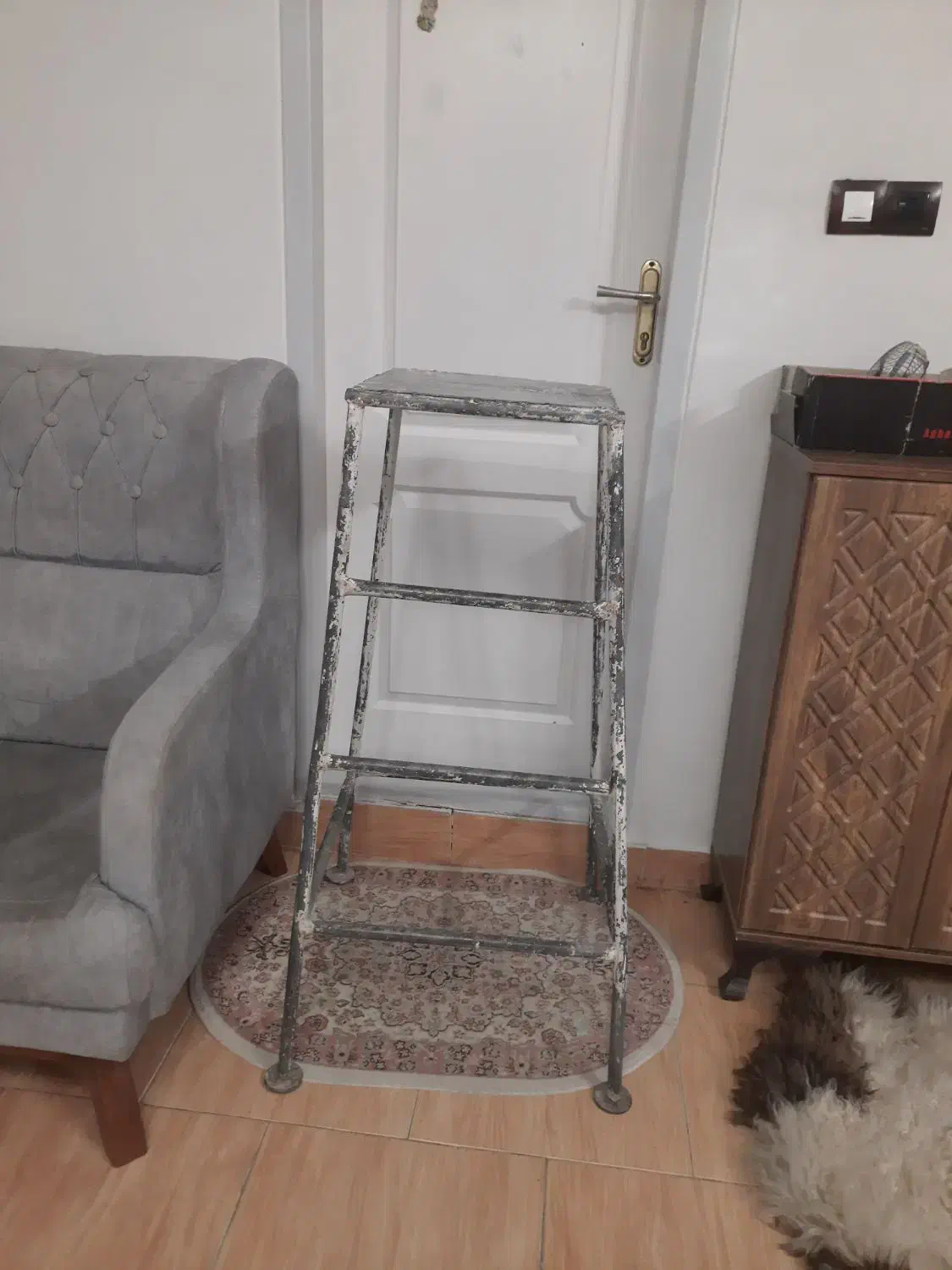 چهار پایه|صندلی و نیمکت|خرمآباد, |دیوار