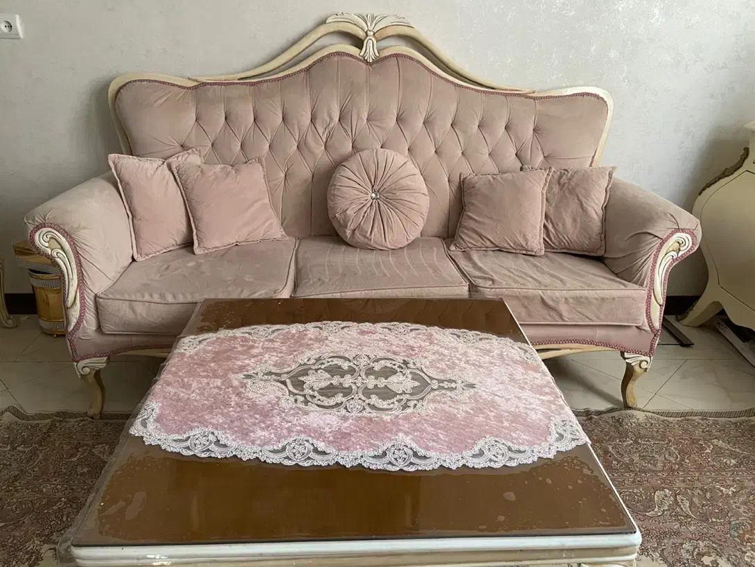 یک دست مبل سلطنتی راحتی به همراه عسلی ها(۷نفره)|مبلمان خانگی و میز عسلی|ورامین, ورامین|دیوار