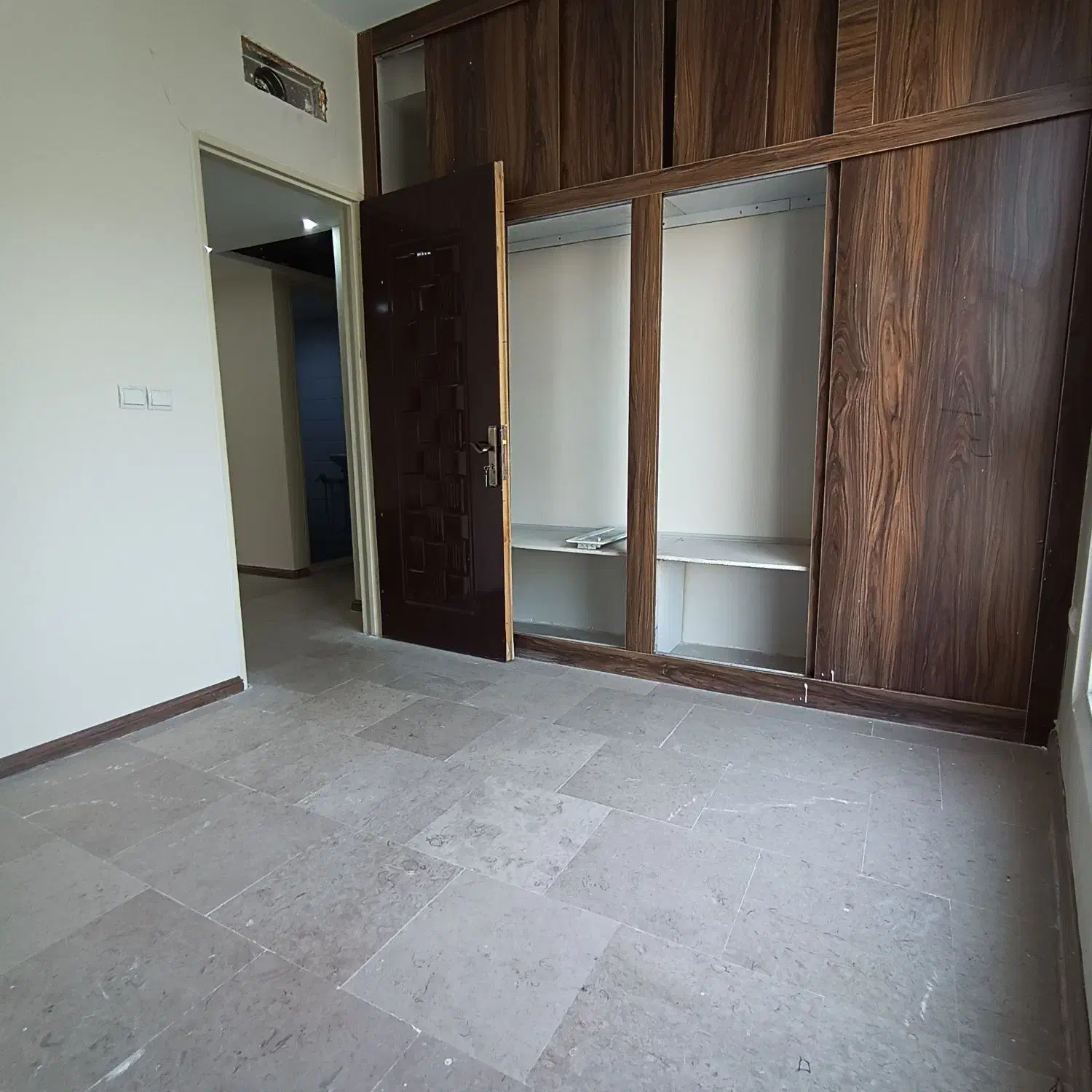 ۸۵ متر/دو خواب/فول امکانات/غرق نور/طرشت گلاب