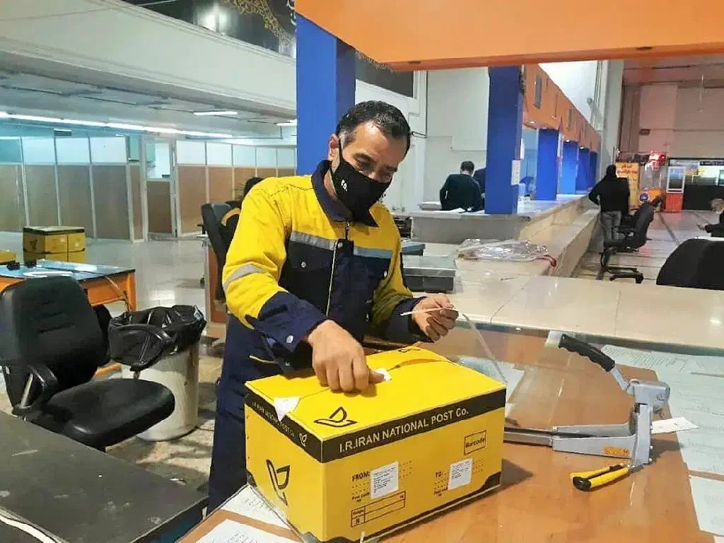 آشنا در اداره پست|فعالیت داوطلبانه|ری, علایین|دیوار