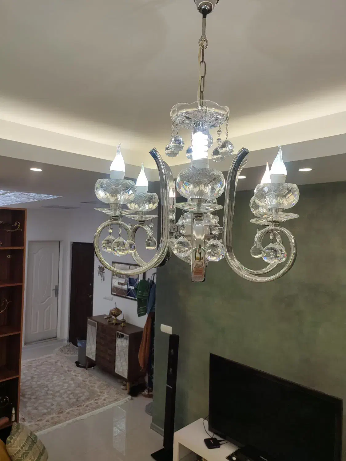 لوستر تمام کریستال|لوستر و چراغ آویز|کرج, کوی کارمندان شمالی|دیوار