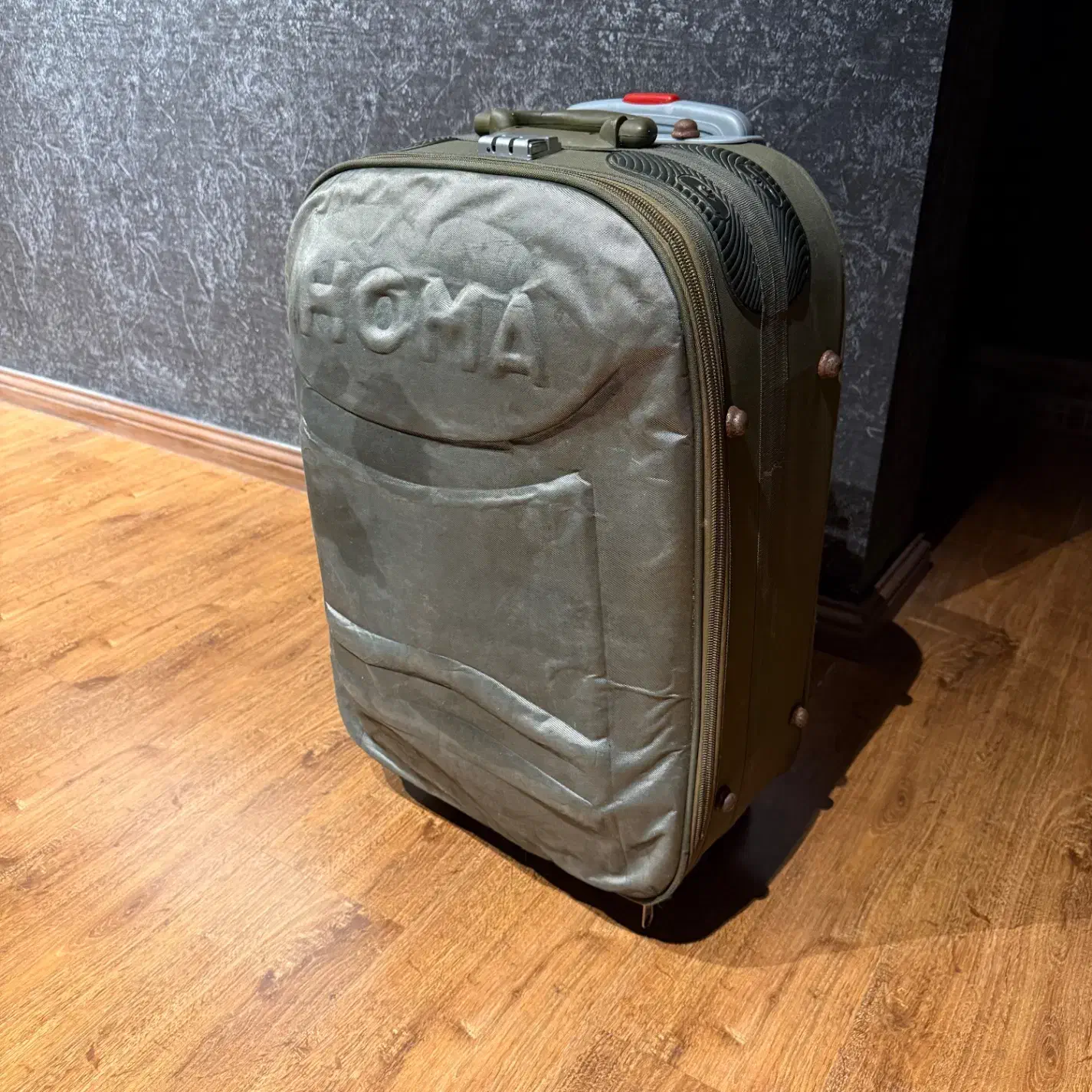 چمدان مسافرتی|کیف، کفش، کمربند|رشت, معلم|دیوار