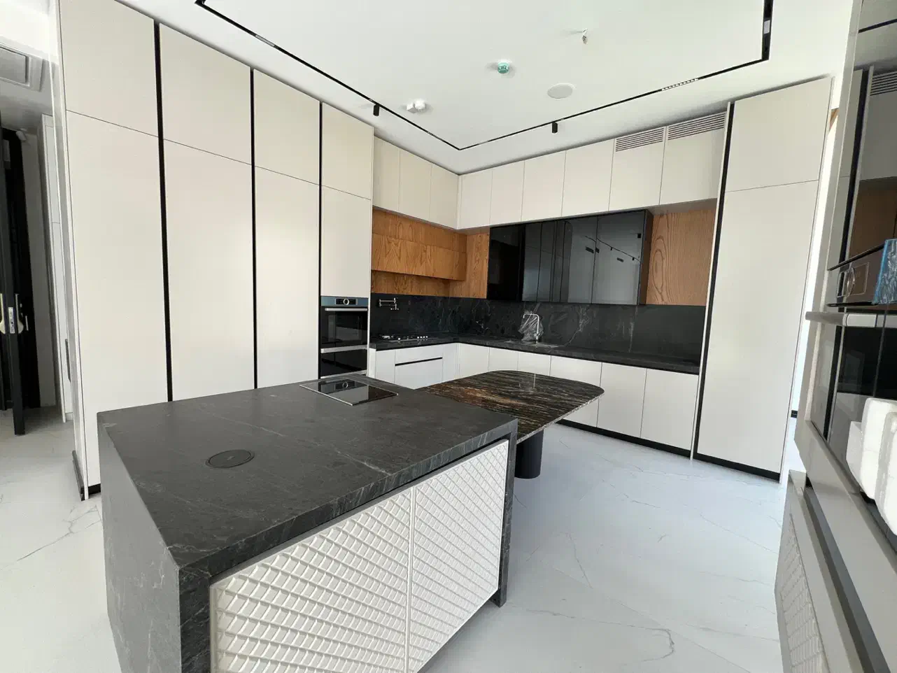 فقط  با  ۲۸۰۰  یه  ۱۸۰ متری  طبقه ۸  بگیر /  مجرد