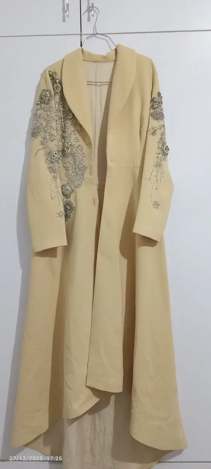 یک مانتو بلند کارشده|لباس|بومهن, |دیوار