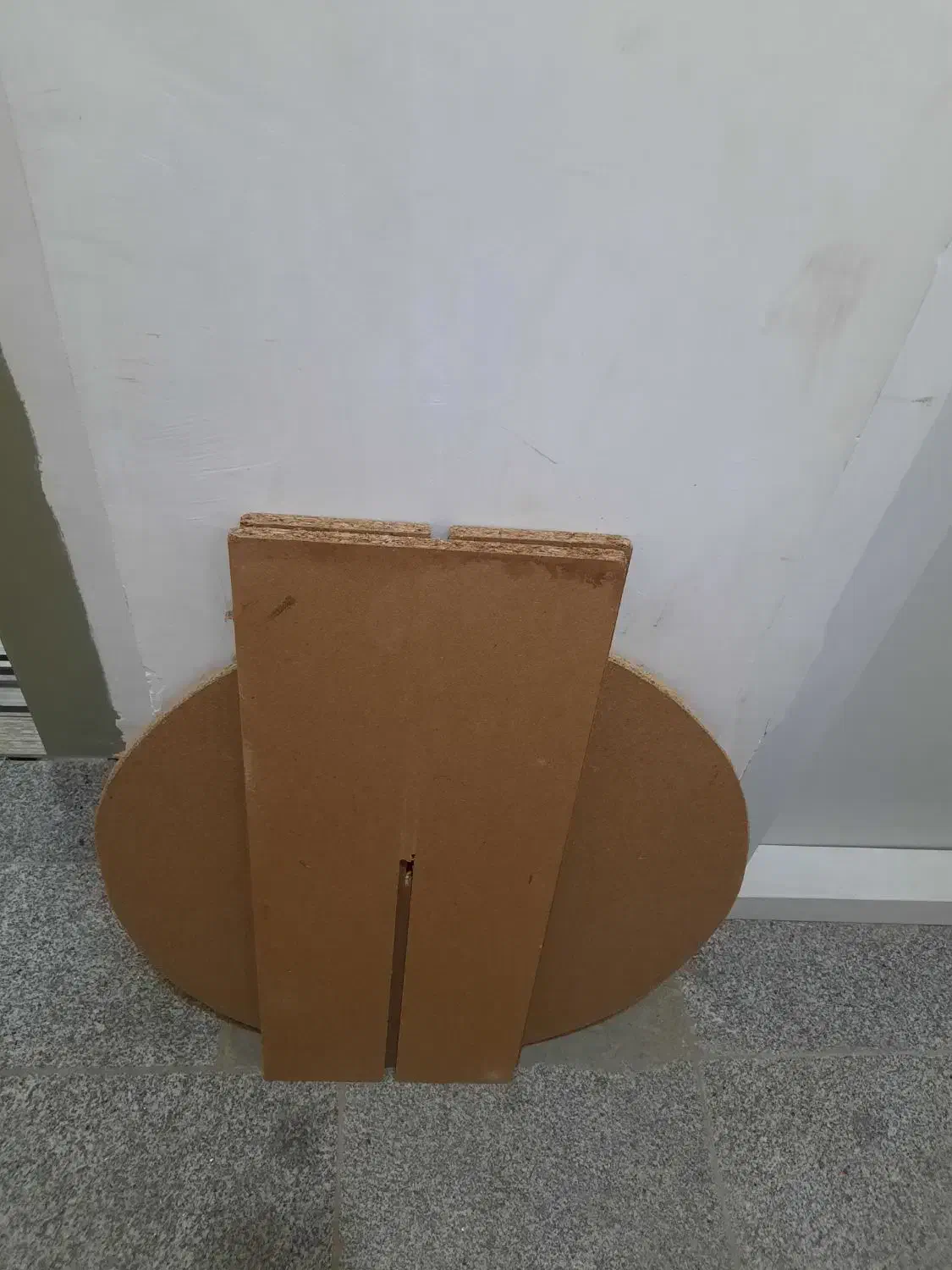 میز گرد|میز تلفن|نیشابور, دارایی|دیوار