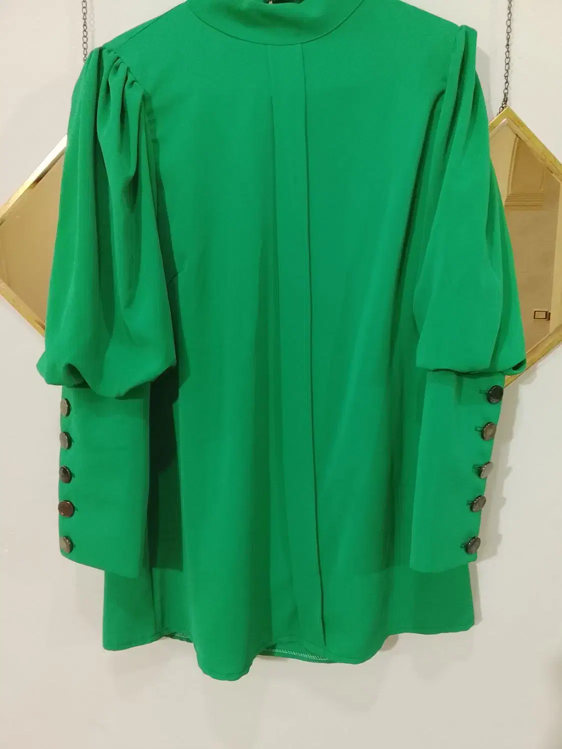 شومیز|لباس|قروه, |دیوار