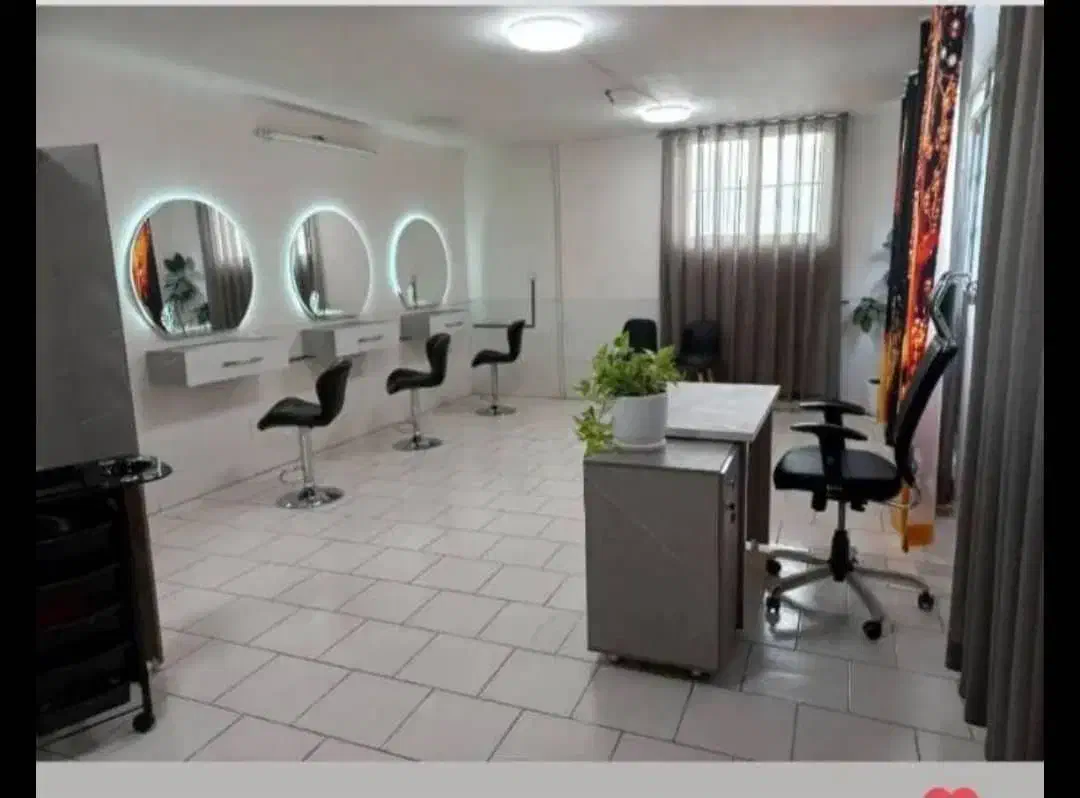 فروش تعدادی صندلی میز وتخت ارایشگری|آرایشگاه و سالن‌های زیبایی|اراک, |دیوار