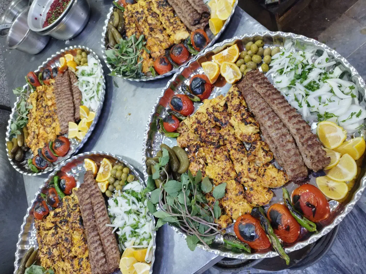 به چند نفر شاگرد ماهر آقا در تالار رستوران میخک|استخدام خدمات فروشگاه و رستوران|میاندوآب, |دیوار