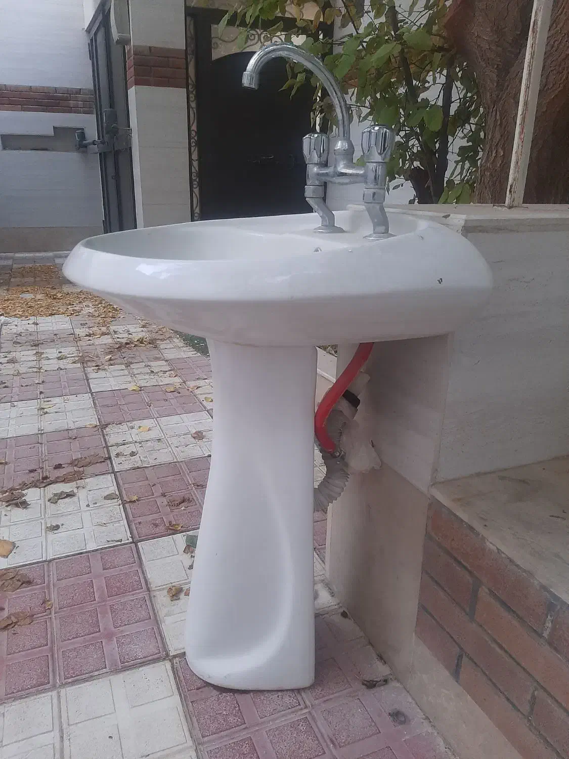 روشویی با شیر آلات سالم|لوازم سرویس بهداشتی|مراغه, |دیوار