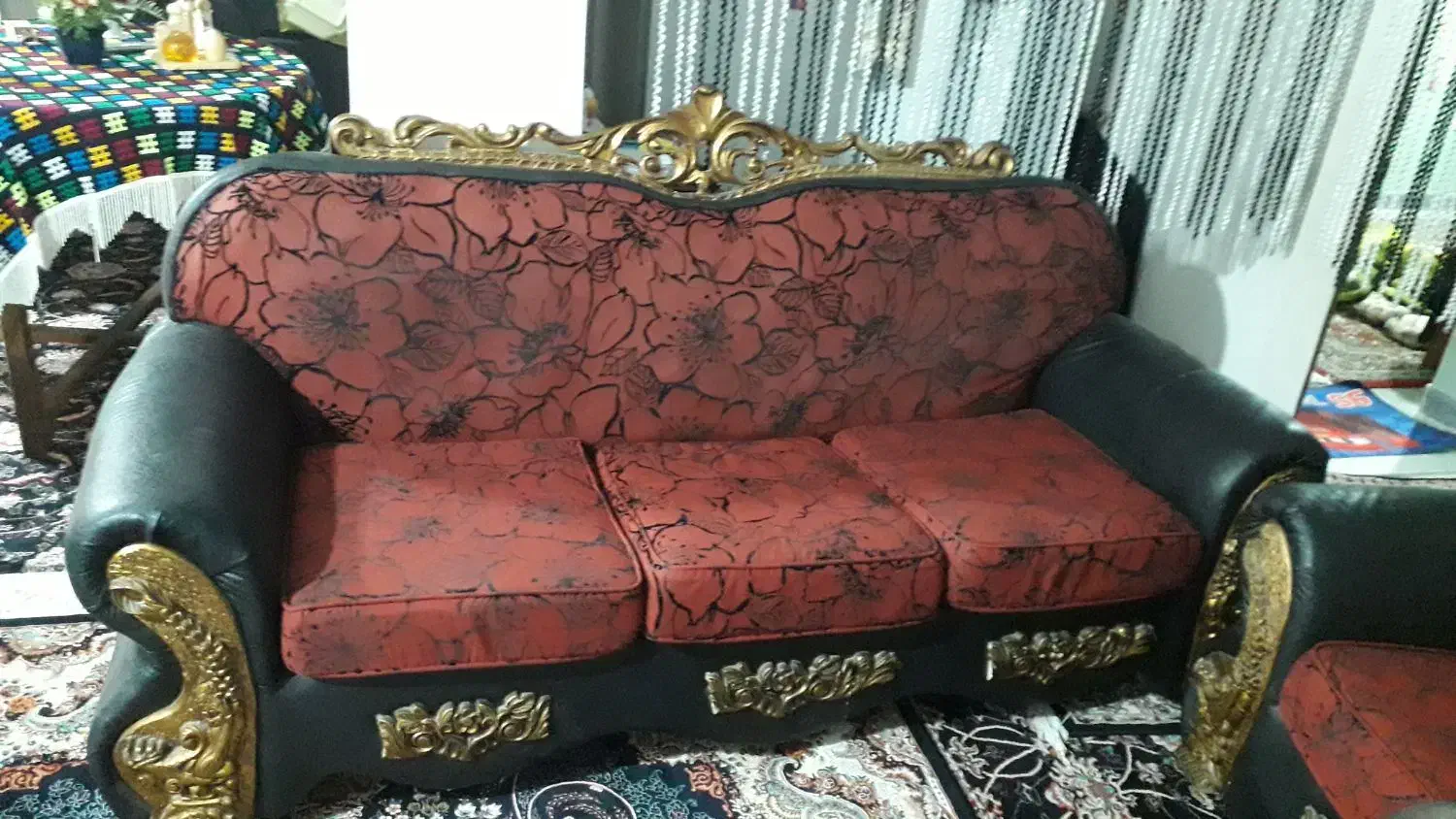 فروش مبل تاجدار طلایی ۷ نفره|مبلمان خانگی و میز عسلی|کلاچای, |دیوار