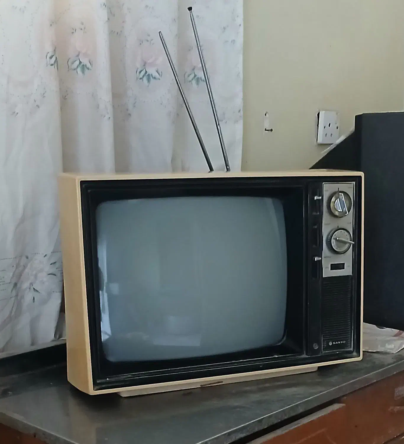 تلویزیون کلکسیونی عتیقه SANYO|تلویزیون و پروژکتور|شوشتر, |دیوار