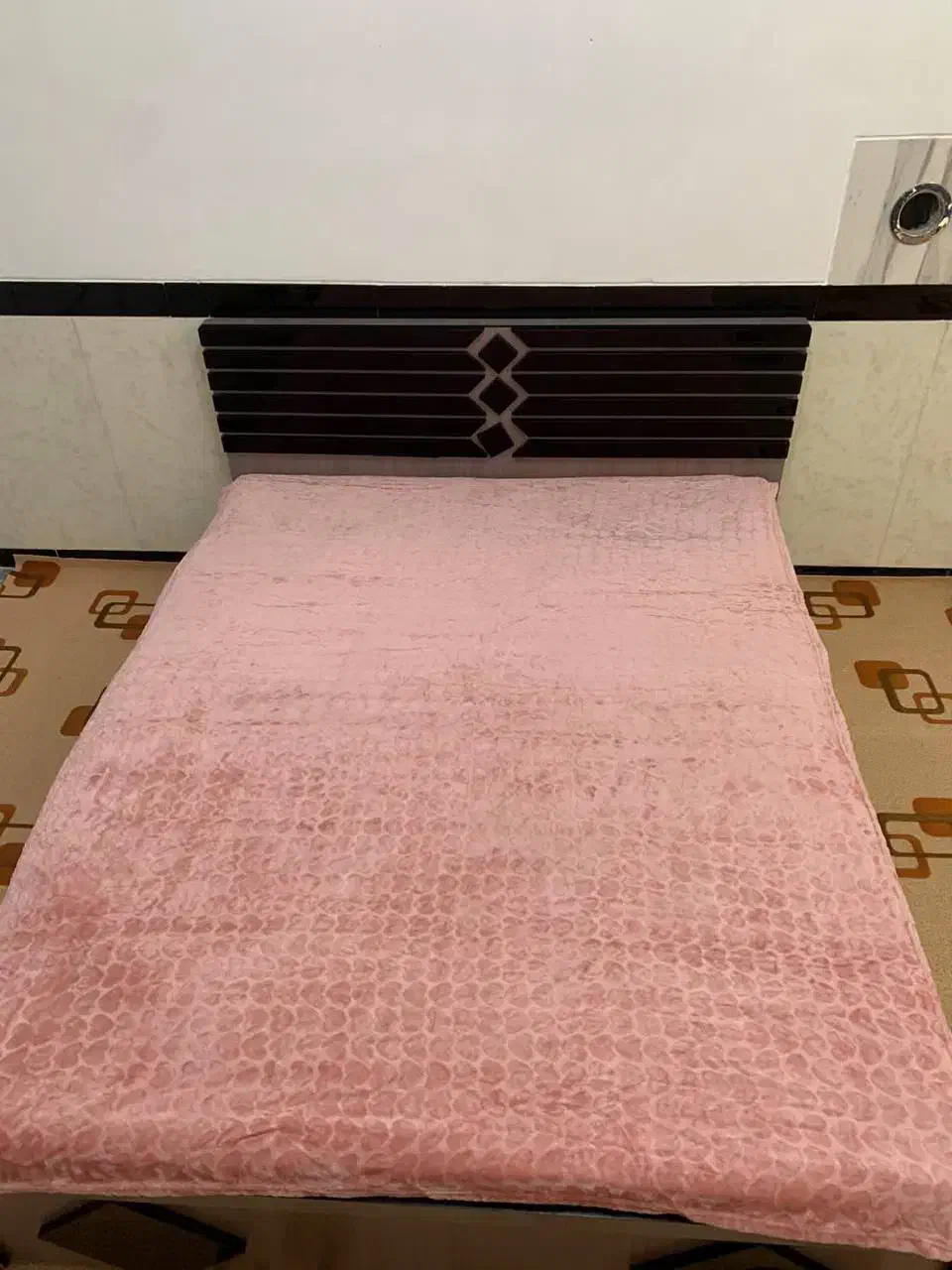 تخت دونفره همراه باتشک رویال درحدنو باظاهری زیبا|تشک تختخواب|جوانرود, |دیوار