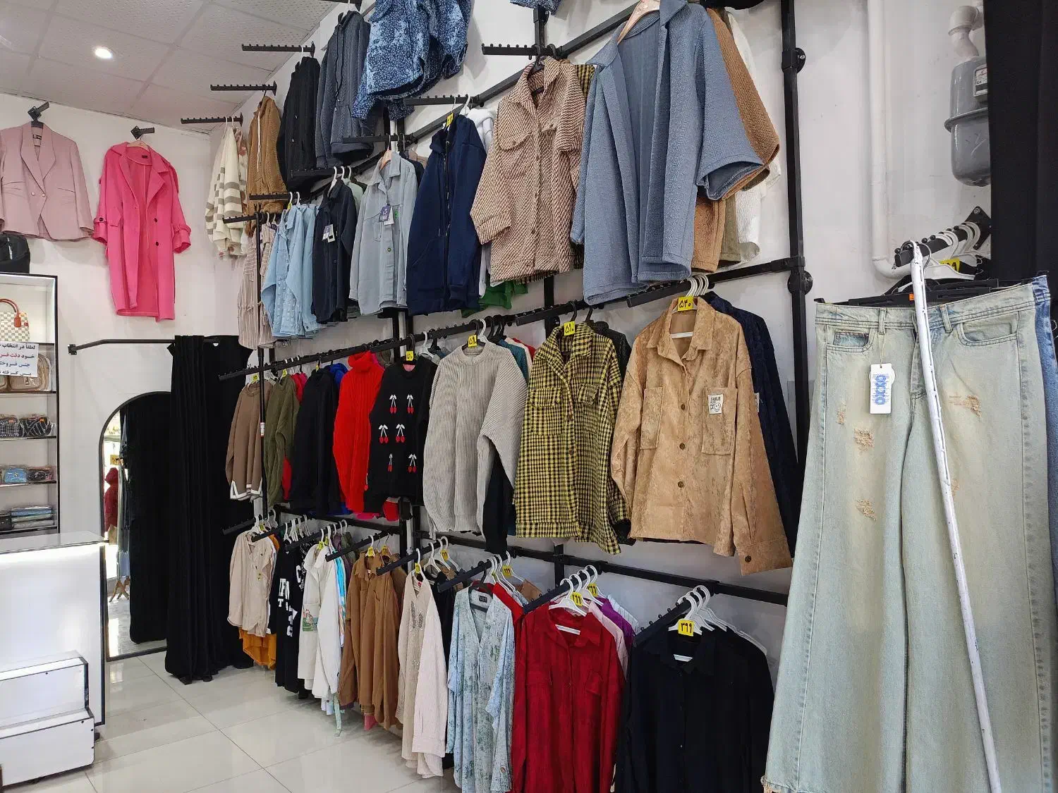 فروش  اجناس و وسایل مغازه زنانه|فروشگاه و مغازه|دهگلان, |دیوار