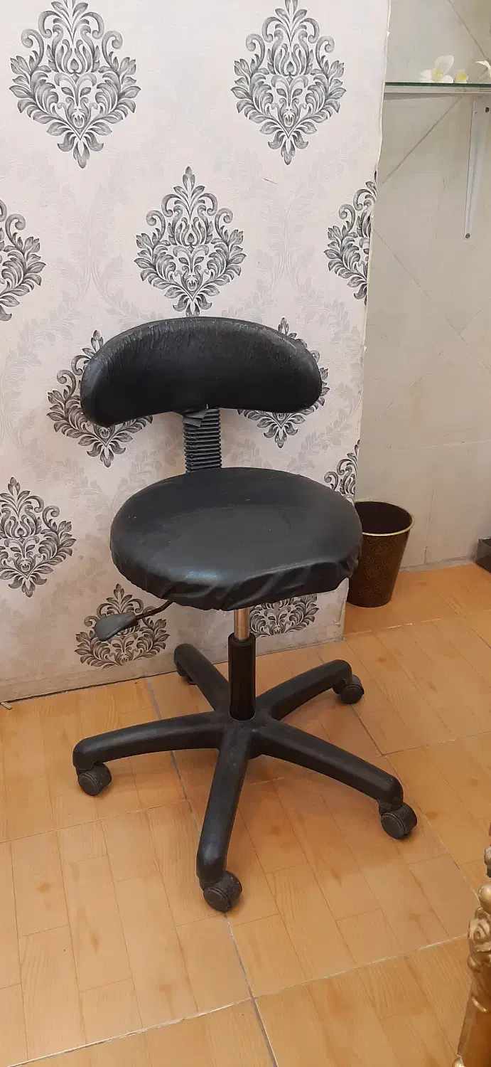 میز و صندلی ناخن کار|آرایشگاه و سالنهای زیبایی|اصفهان, کوجان|دیوار