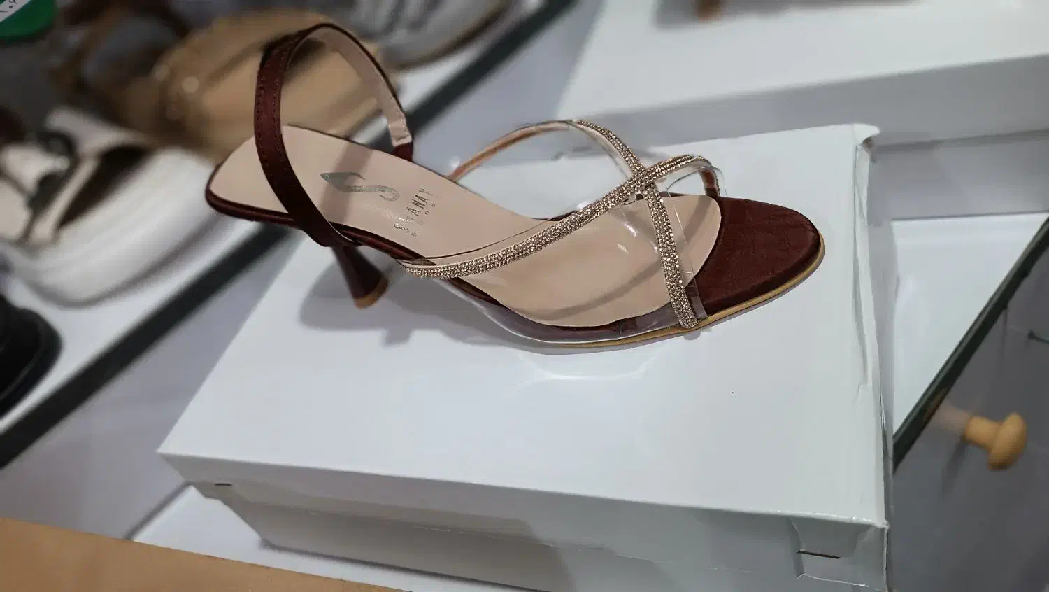 اجاره مغازه کفش فروشی قلب بازار جنب بانک ملت|اجارهٔ مغازه و غرفه|سراوان, |دیوار