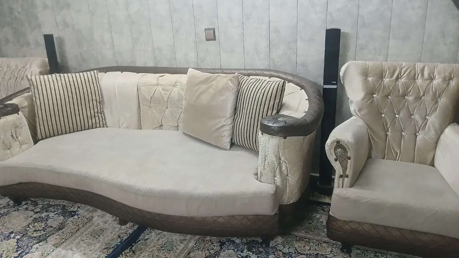 نیم ست مبلمان ۵ نفره|صندلی و نیمکت|مشهد, شهید قربانی|دیوار