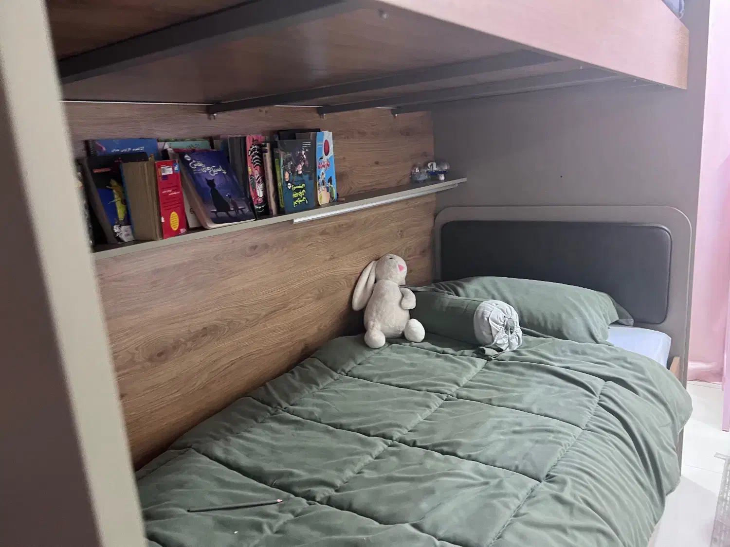 تخت دو طبفه جا دار مناسب کودکان و دارای چراغ خواب|تخت و صندلی بچه|اهواز, گلستان|دیوار