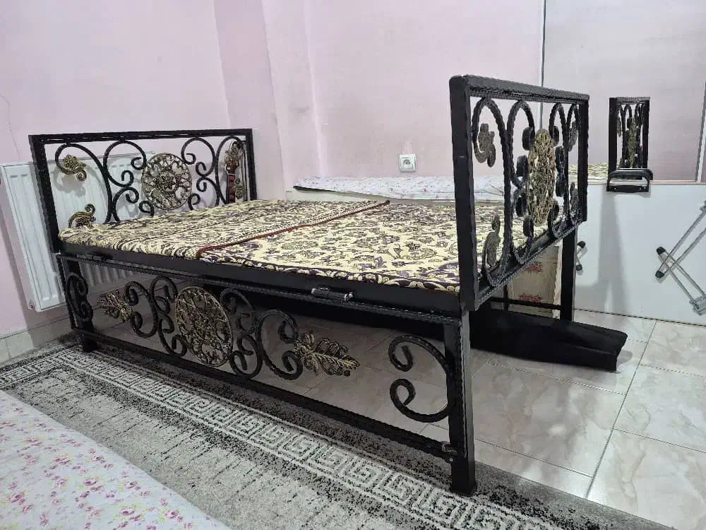تخت سنتی آهنی|تخت و سرویس خواب|ری, علایین|دیوار