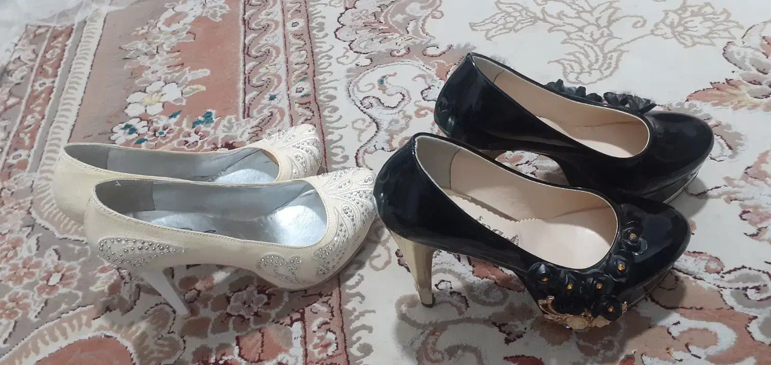 دو عدد کفش نو|کیف، کفش، کمربند|قم, انسجام|دیوار