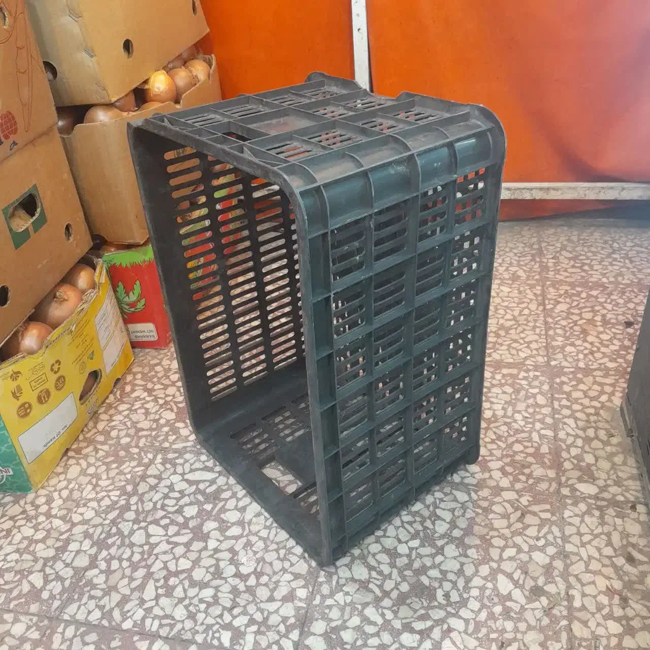 سبد بزرگ|ظروف نگهدارنده، پلاستیکی، یکبارمصرف|قم, چهار امامزاده|دیوار