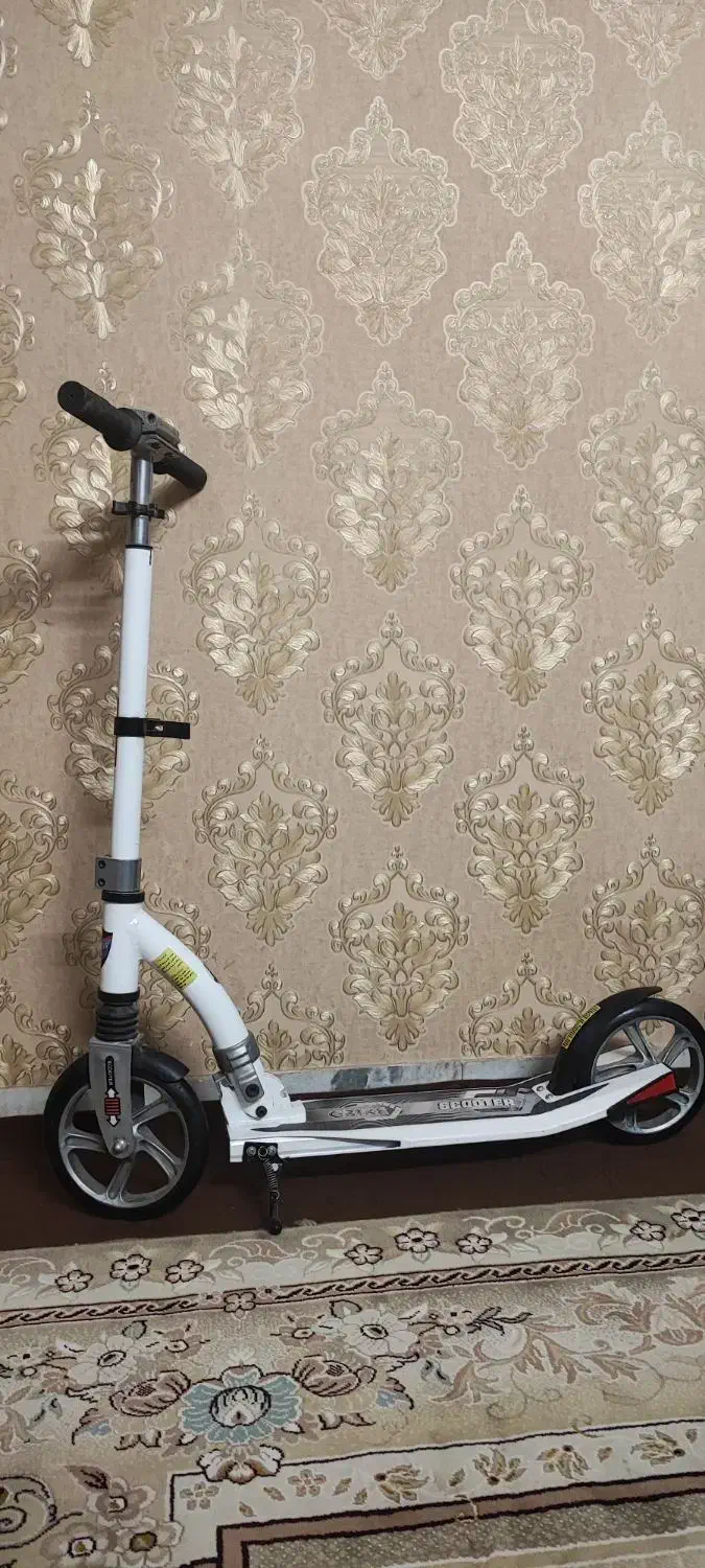 اسکوتر زیبا و بزرگ سفید برند اسکوتر|دوچرخه، اسکیت، اسکوتر|فردیس, نسترن غربی|دیوار