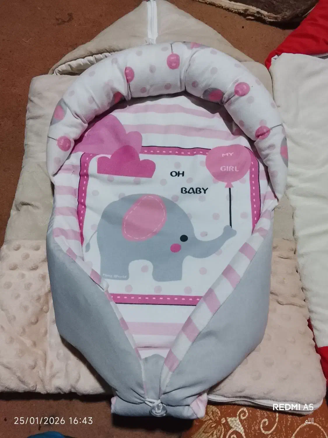 لالایی|رختخواب، بالش، پتو|خاش, |دیوار