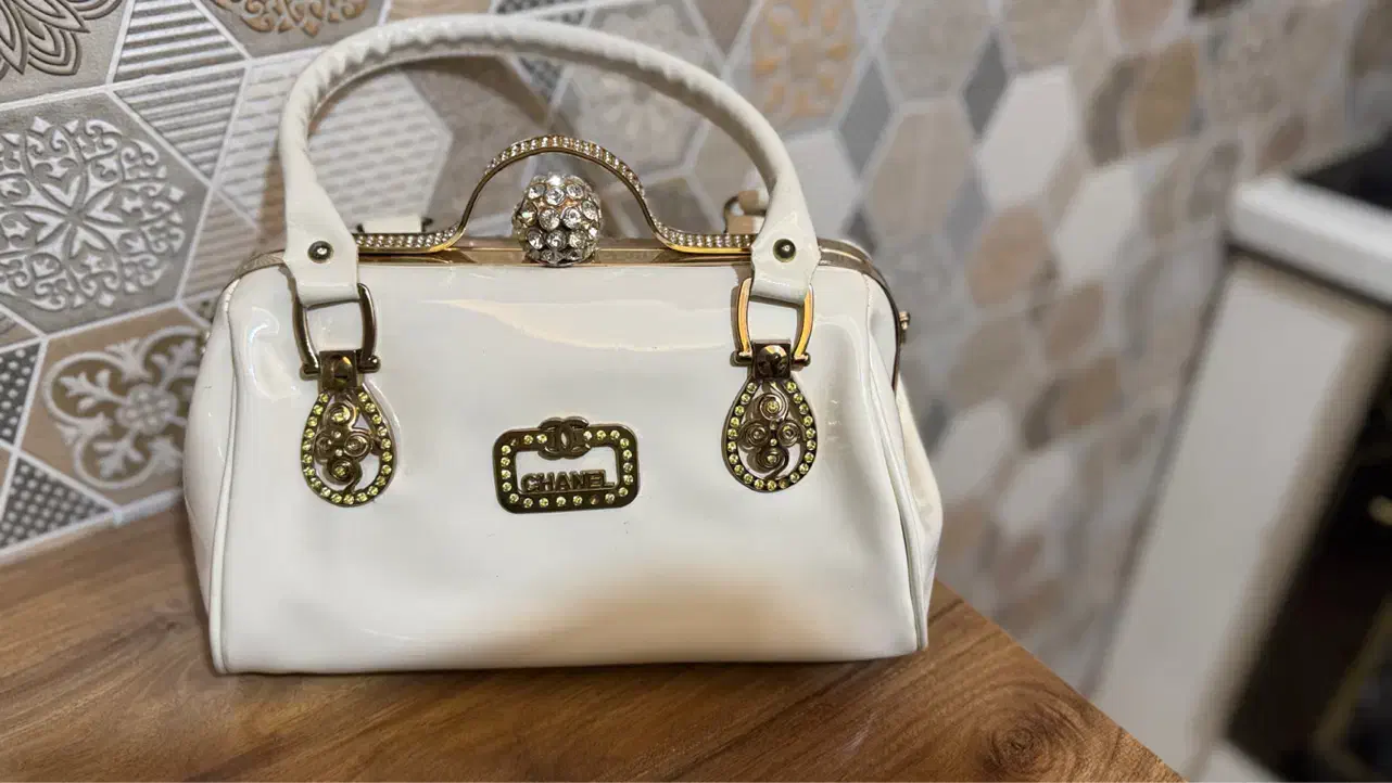 کیف مجلسی|کیف، کفش، کمربند|قم, شاه سید علی|دیوار