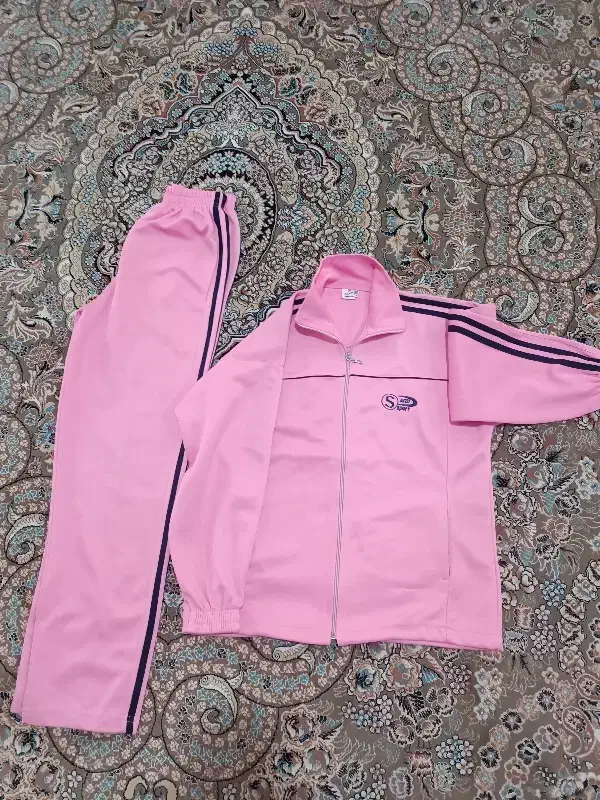 سویشرت و شلوار اسپرت|لباس|صحنه, |دیوار