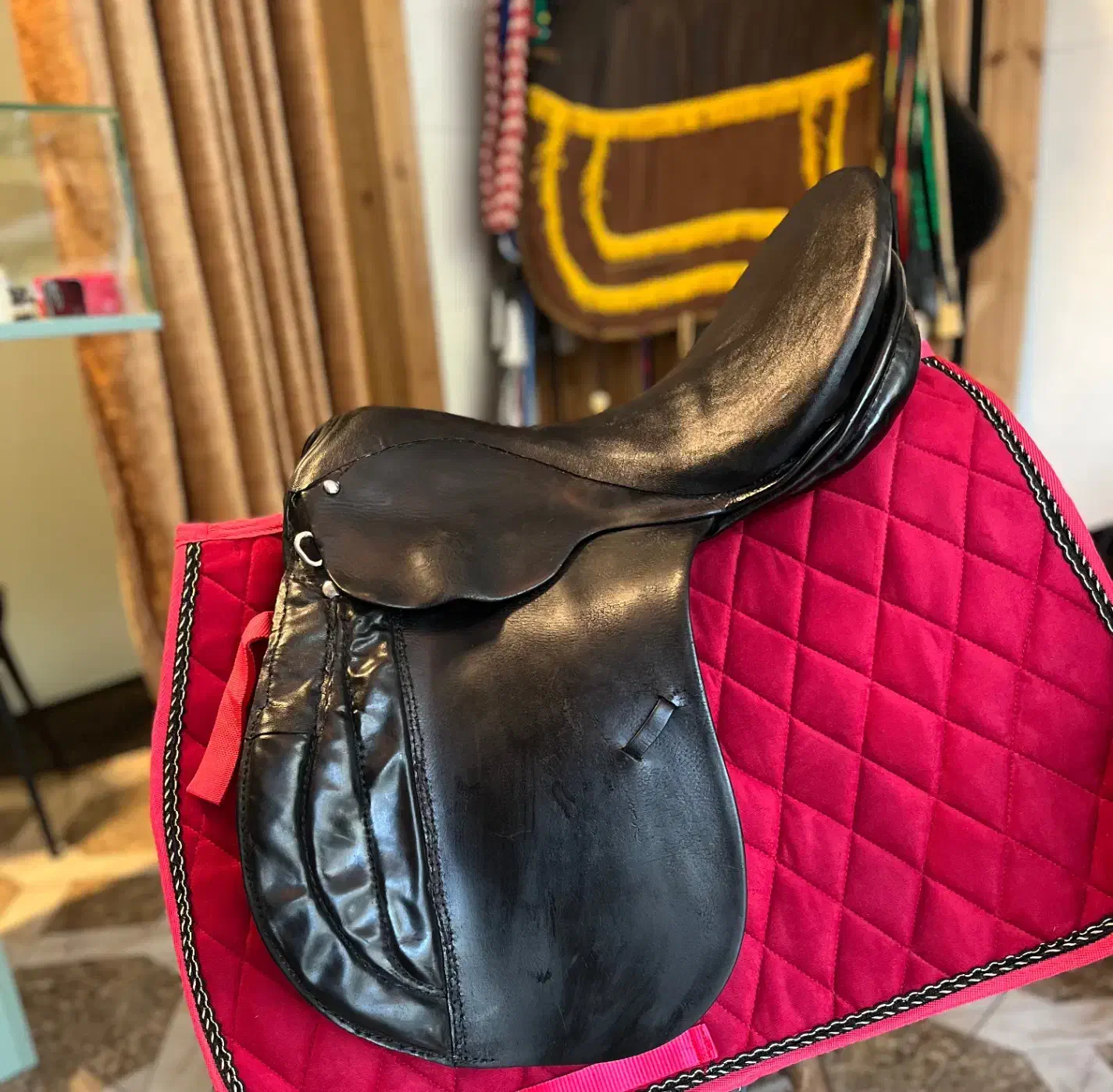 زین آلمان شرقی|اسب و تجهیزات اسب‌سواری|قدس, شهر‌قدس|دیوار