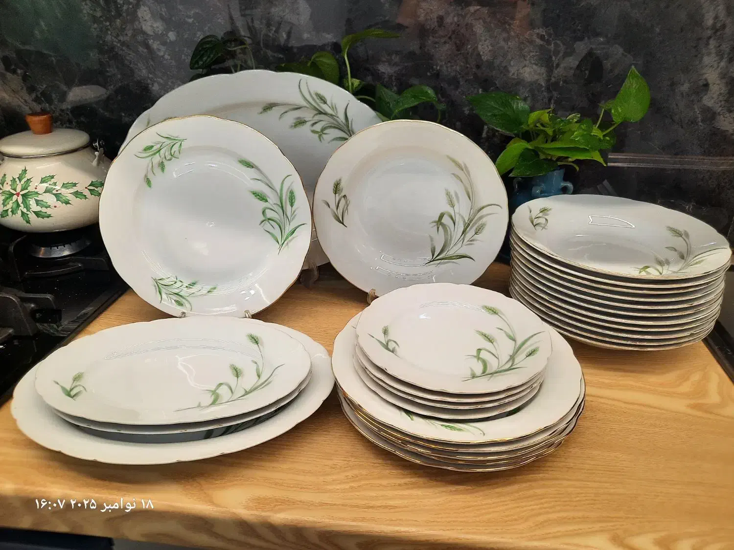 گل گندمی و ظرفهای قدیمی آنتیک و جابرنجی لیمون|ظروف سرو و پذیرایی|لنگرود, |دیوار