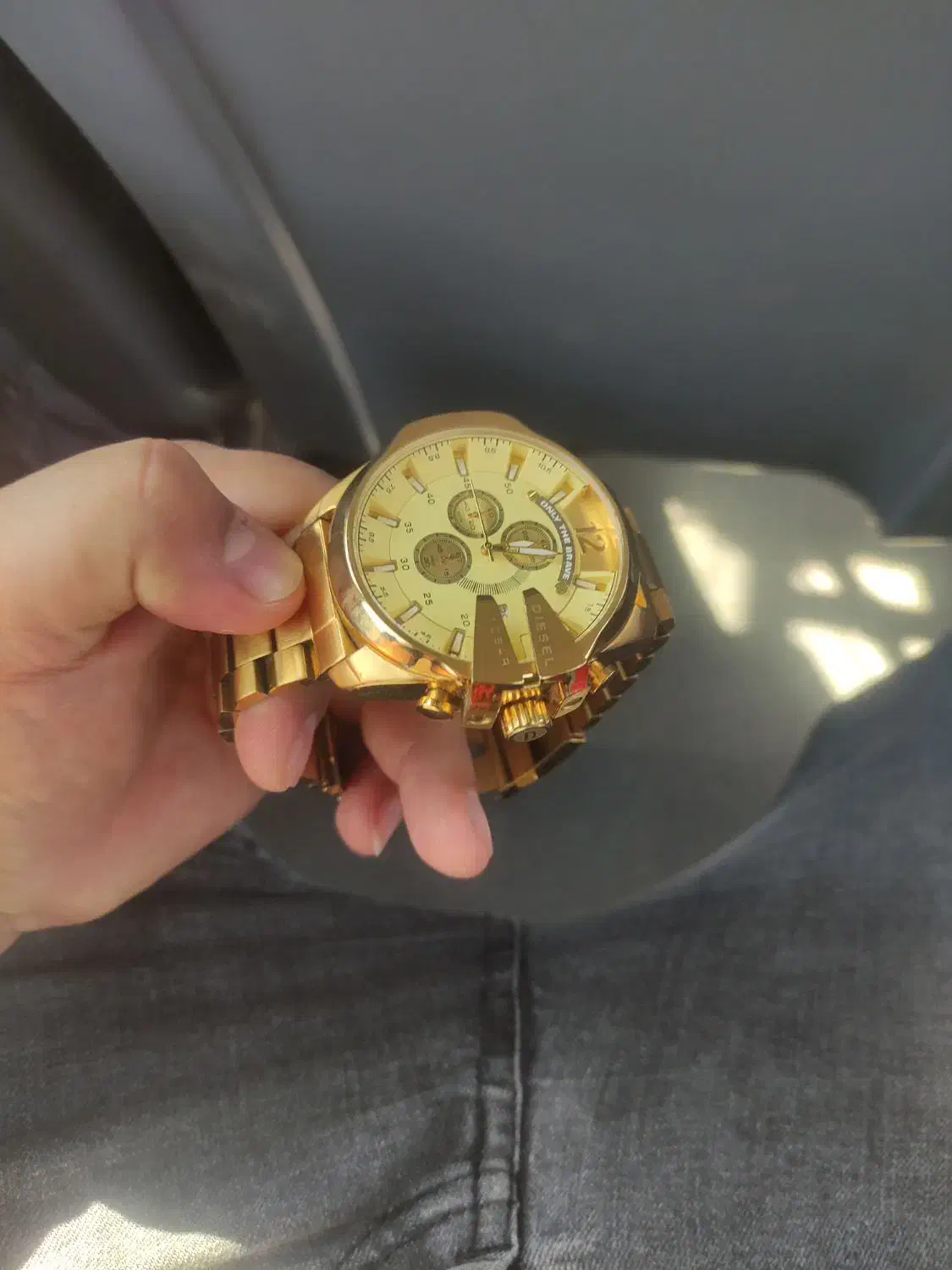 ساعت دیزل شاخ دار|ساعت|پرند, فاز ۴|دیوار