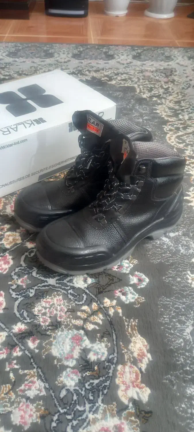 کفش ایمنی|کیف، کفش، کمربند|رشت, نخودچر|دیوار