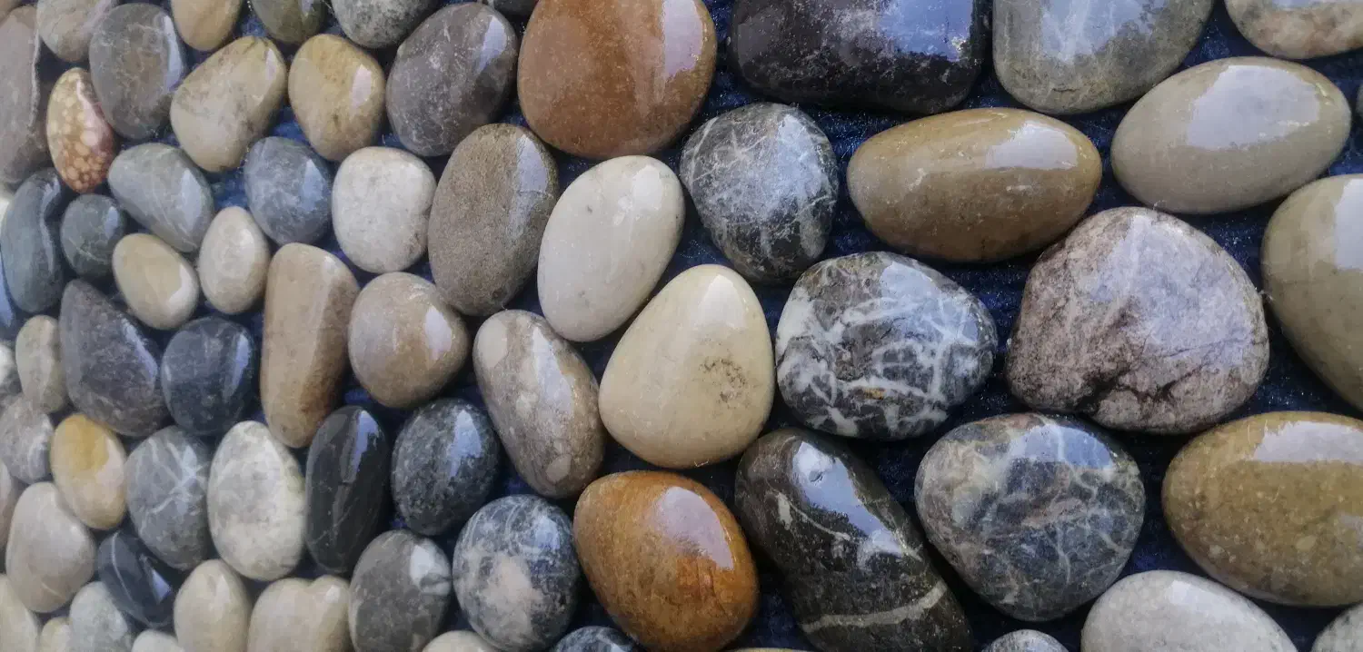 پادری سنگی|پادری|اصفهان, لنبان|دیوار