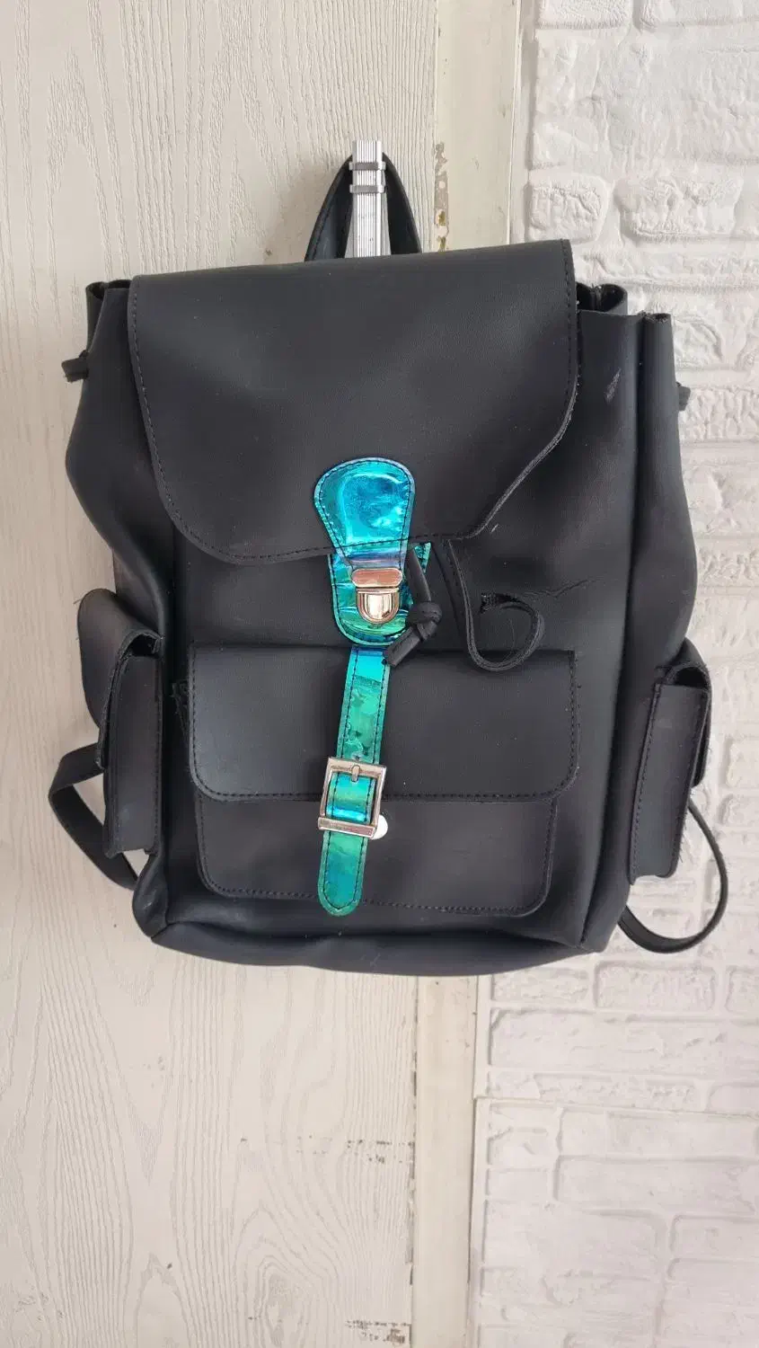 کیف|کیف، کفش، کمربند|ری, بی‌بی شهر بانو|دیوار