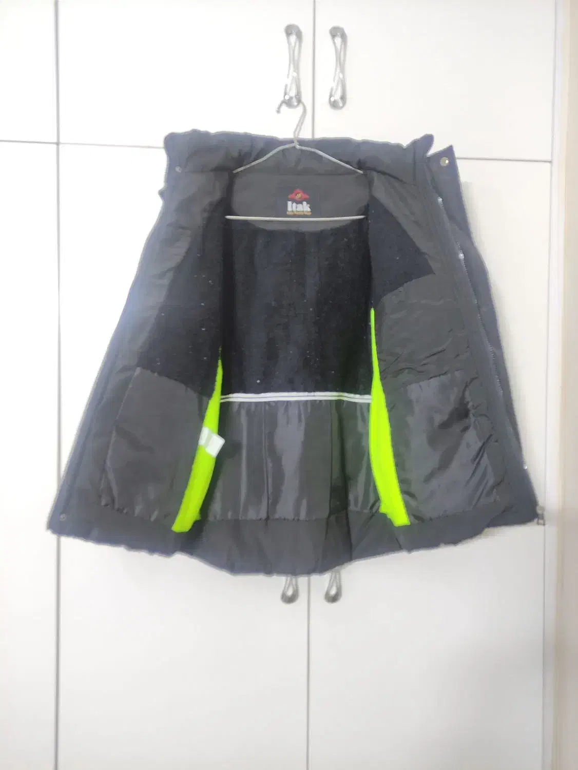 کاپشن|کفش و لباس بچه|مهاجران, |دیوار