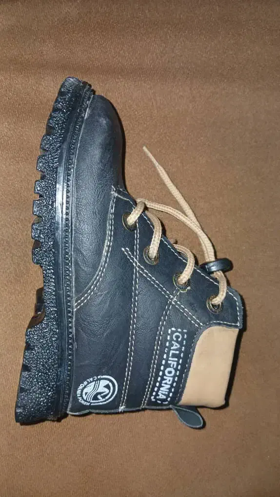 بوت پسرانه بچه گانه|کفش و لباس بچه|شاهین‌شهر, شهرک گلدیس|دیوار