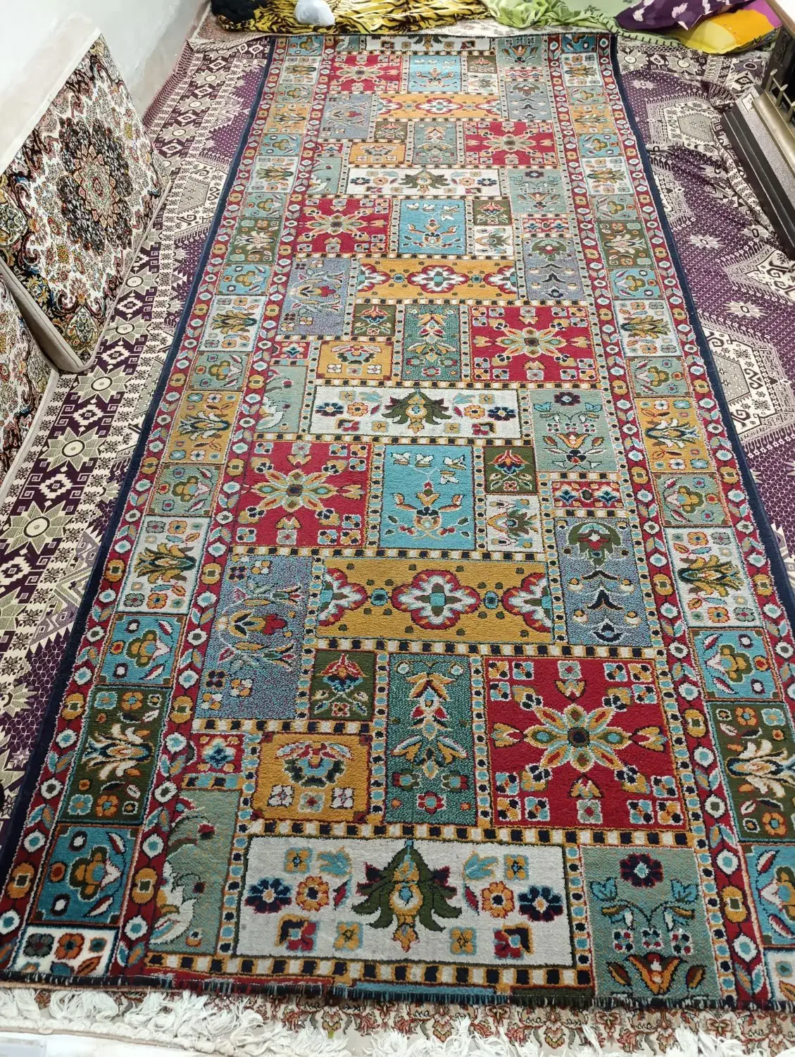 کناره بزرگ قالیچه گرد گل برجسته|فرش|ری, سیزده آبان|دیوار