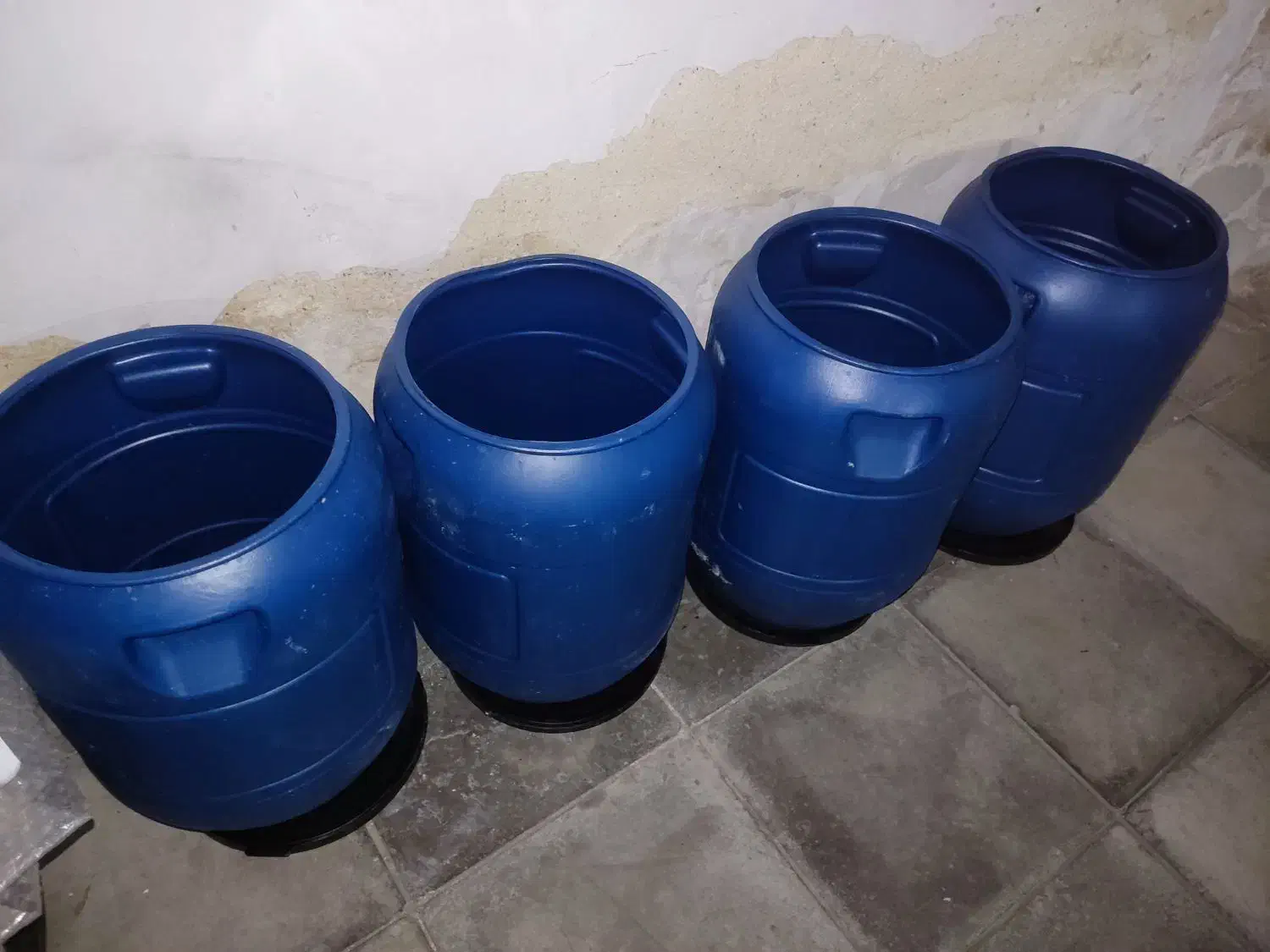 تعدادی     دبه  نو نو و یک عدد طشت قدیمی|ظروف نگهدارنده، پلاستیکی، یکبارمصرف|اردبیل, |دیوار