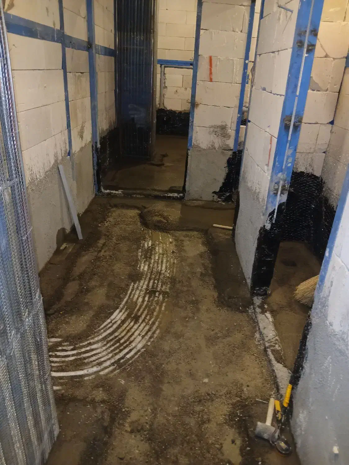 به یک استادکار ویک کارگرکاشی کاری نیازمندیم|استخدام معماری، عمران و ساختمانی|اردبیل, |دیوار