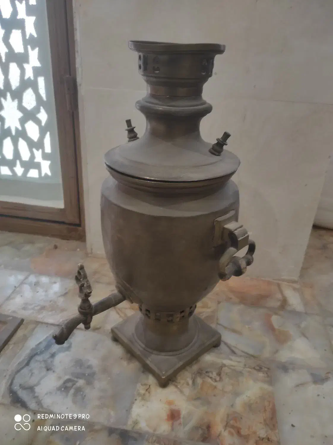 سماور ذغالی روسی قدیمی و سینی برنجی عتیقه|کلکسیون اشیاء عتیقه|یزد, |دیوار