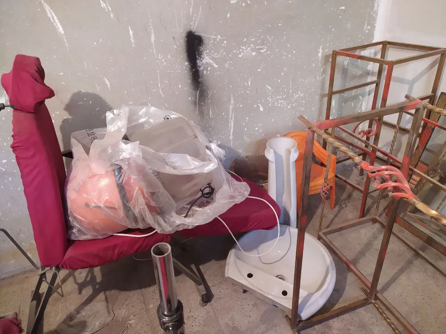 آینه و صندلی آرایشگاه و سشوار،روشویی|آرایشگاه و سالن‌های زیبایی|زنجان, |دیوار